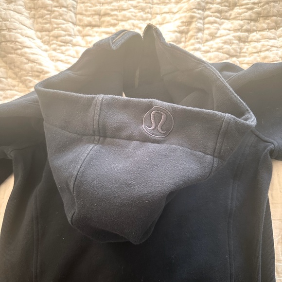 Lulu lemon Jacket 
Navy 
Size 8 
Worn a few times 
In great condition!! - Picture 4 of 5